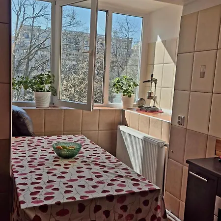 Spacious Near Parliament Square And Old Town - 75 M For 4 Guests