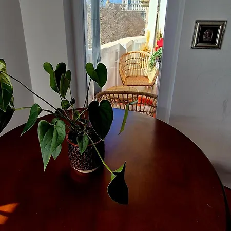 Spacious Near Parliament Square And Old Town - 75 M For 4 Guests *