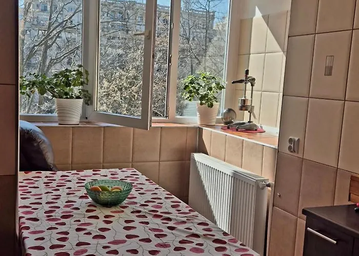 Spacious Near Parliament Square And Old Town - 75 M For 4 Guests