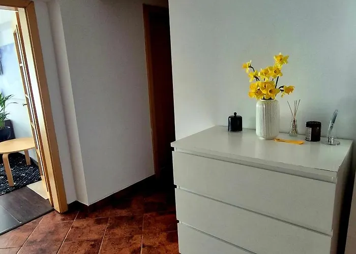 Spacious Near Parliament Square And Old Town - 75 M For 4 Guests Apartment *